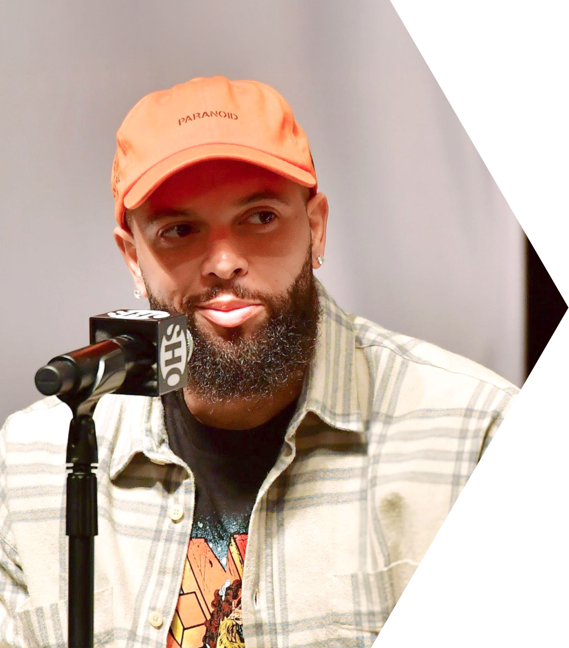 Deron Williams delivering motivational speech about community leadership, mentorship, and giving back