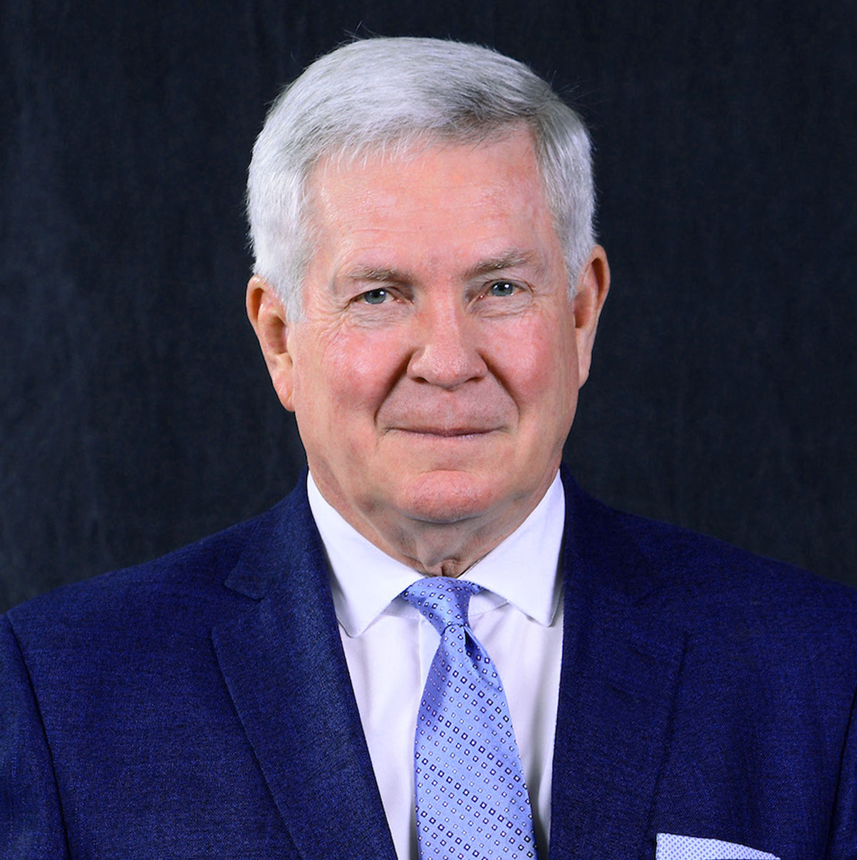 Mack Brown inspiring audience with lessons on perseverance and success in coaching