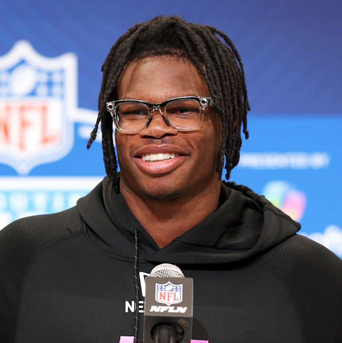 Travis Hunter inspiring audience with story of hard work, determination, and success in college football